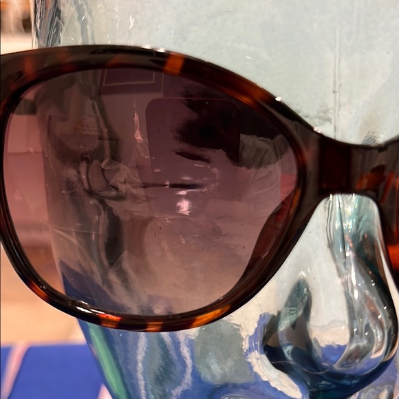 Guess Brown Tortoise and Gold Sunglasses with Vinyl Drawstring Guess Pouch 1-259 - Picture 6 of 16